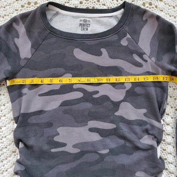 SO Perfect Crew Gray Camo Sweatshirt Size S - Picture 6 of 6